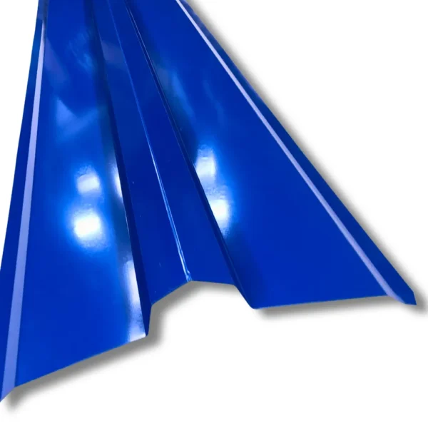 Perfil de un caballete en acero prepintado de color azul, mostrando su forma angular.