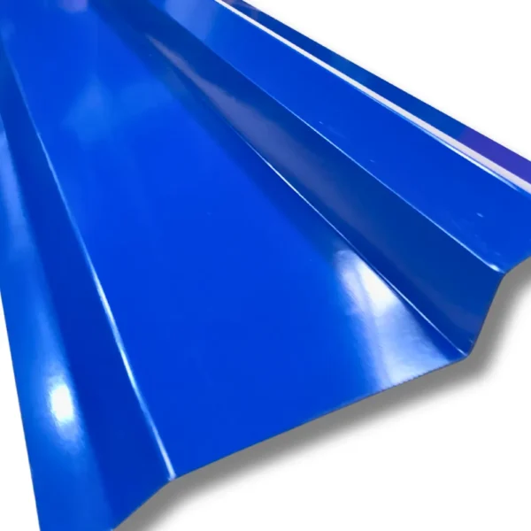 Detalle del acabado brillante y el borde de un caballete en acero prepintado azul.