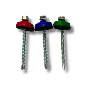 Tres tornillos en acero autoperforantes con capuchón de colores rojo, azul y verde para fijación de techos.
