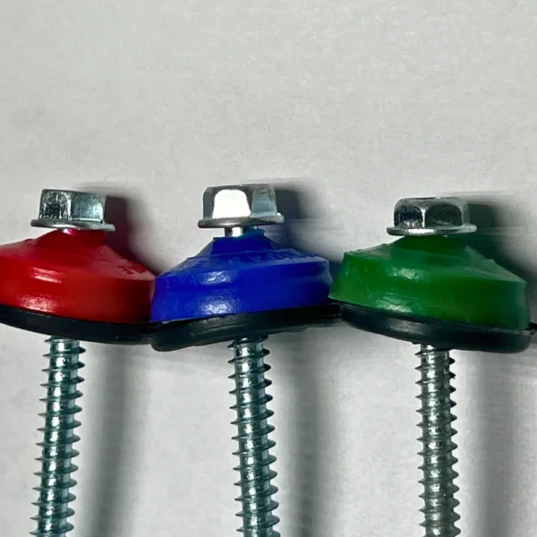 Primer plano de la cabeza y el capuchón de color de tres tornillos autoperforantes para techo.