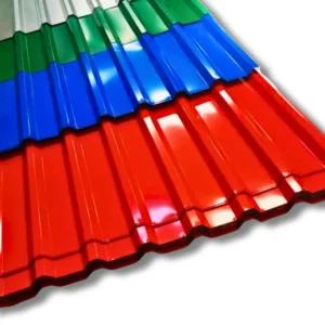 Láminas de Tejas metálicas trapezoidales prepintadas apiladas en varios colores: rojo, azul, verde y plata.