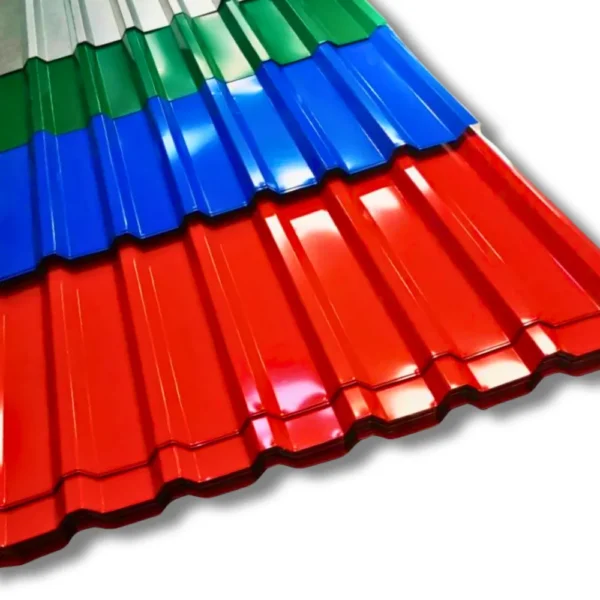Láminas de Tejas metálicas trapezoidales prepintadas apiladas en varios colores: rojo, azul, verde y plata.