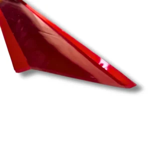 Primer plano desde arriba de una flecha caballete en acero prepintado de color rojo brillante.