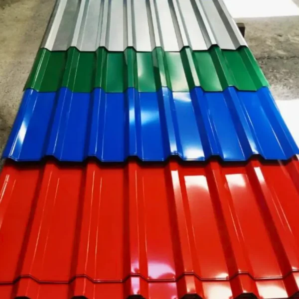 Cuatro tejas trapezoidal de acero prepintado con perfil trapezoidal, exhibidas en colores rojo, azul, verde y plateado.