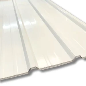 Primer plano de una teja en acero prepintada modelo Mastermil en color blanco, mostrando su perfil y acabado brillante.